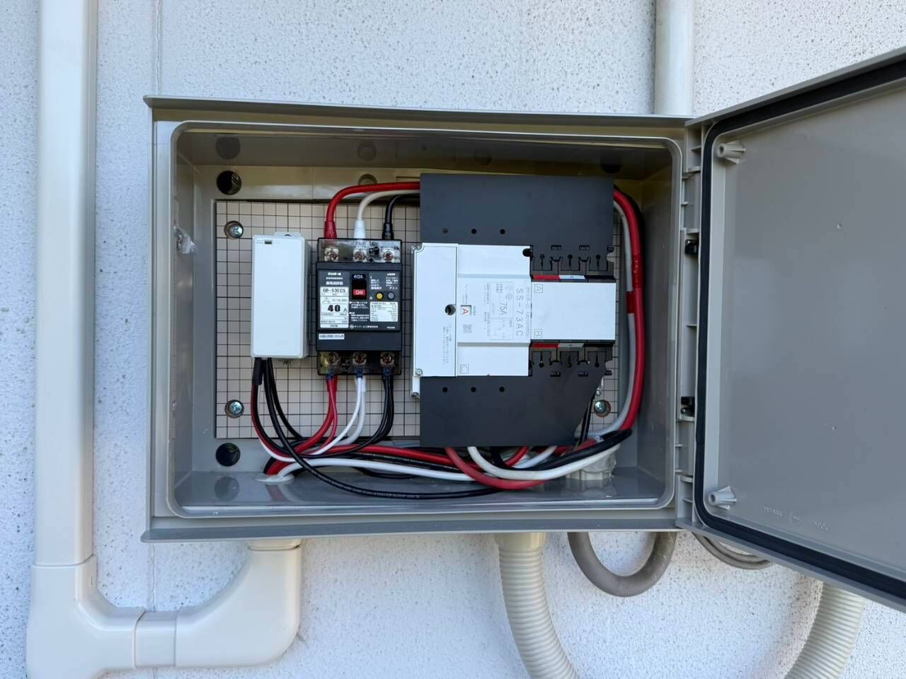 真庭市で創蓄（太陽光発電＋蓄電池）を新設｜シャープ 3.519kW＋9.5kWh（全負荷型）と、県北の暮らしに合う備え