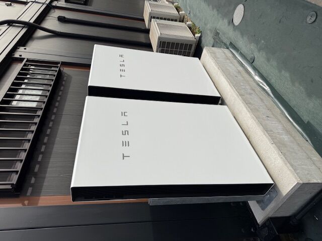 テスラ蓄電池の工事を行いました